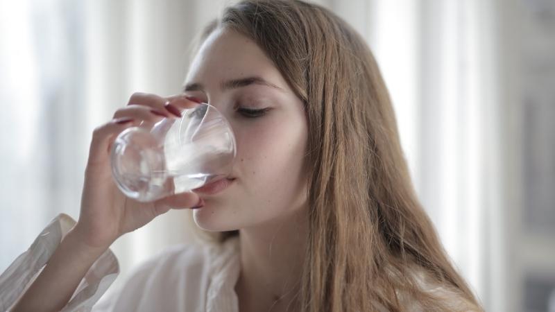 Cần uống nhiều nước khi bị sốt siêu vi để cơ thể không bị mất nước
