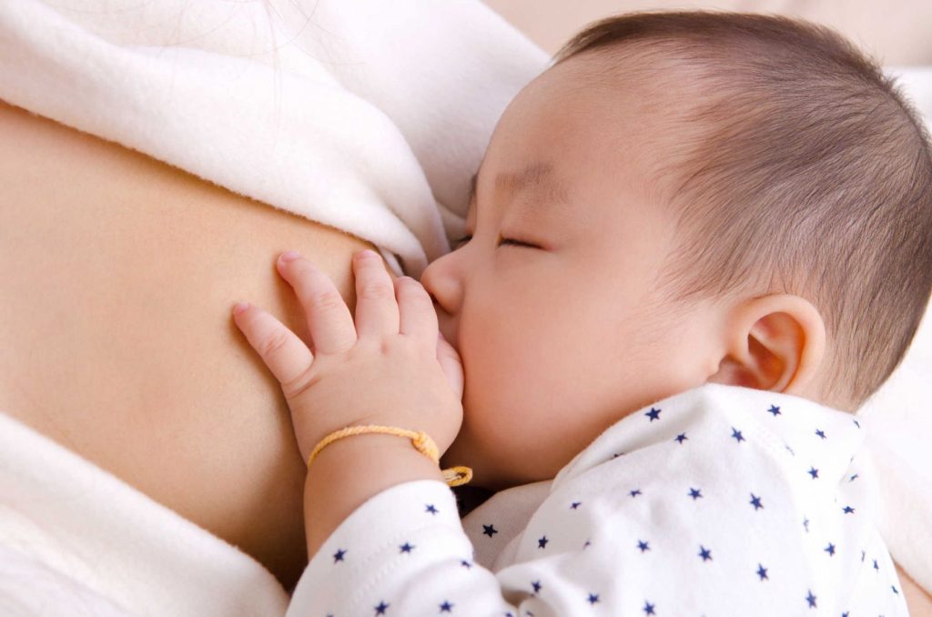 Việc nuôi con bằng sữa mẹ nên bắt đầu trong những giờ đầu tiên sau khi sinh