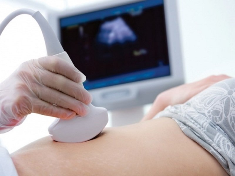 Nếu có dấu hiệu mang thai ngoài dạ con, tốt hơn hết bạn nên đến thăm khám sớm với các bác sĩ sản khoa để được điều trị kịp thời.