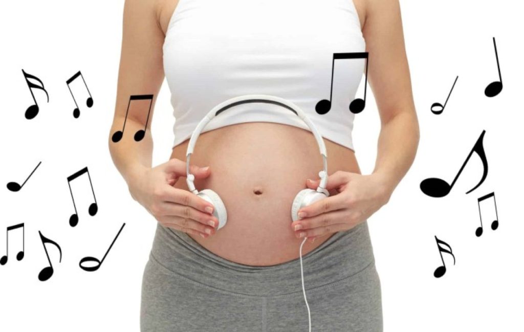 Sử dụng âm nhạc là một trong những cách thai giáo cho con phổ biến nhất