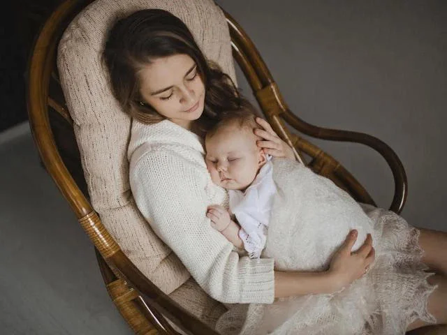 Ngủ ở tư thế ngồi thẳng cũng giúp mẹ thuận lợi cho con bú