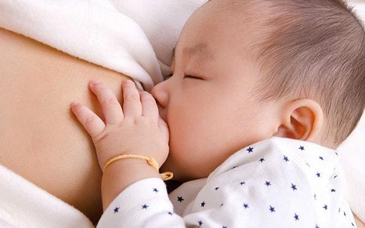 Sữa mẹ là nguồn bổ sung canxi tốt nhất cho trẻ sơ sinh