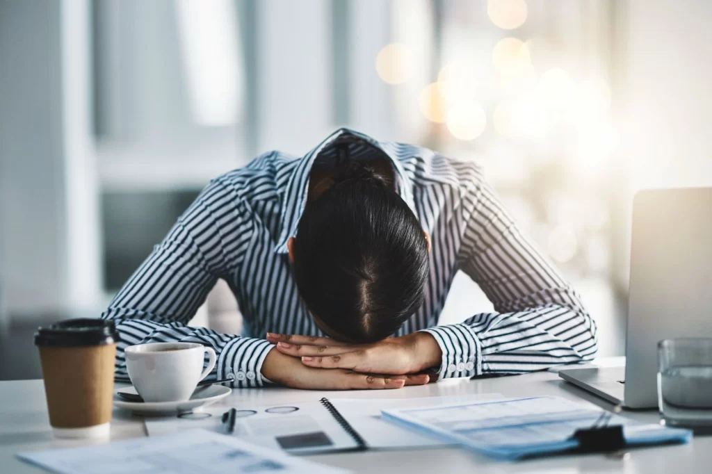 Burnout được hiểu là hội chứng do căng thẳng gây ra trong thời gian dài, đây là thuật ngữ dành riêng cho môi trường làm việc mà không dùng trong các lĩnh vực khác. 