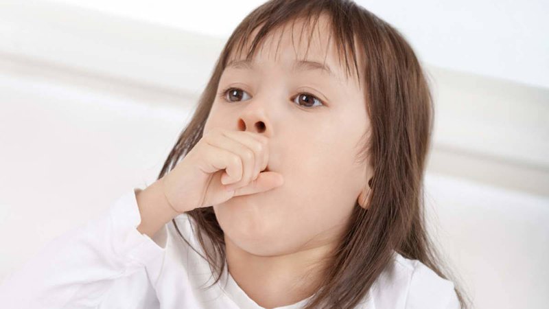Trẻ bị ho là triệu chứng xuất hiện trong hầu hết các trường hợp viêm đường hô hấp.