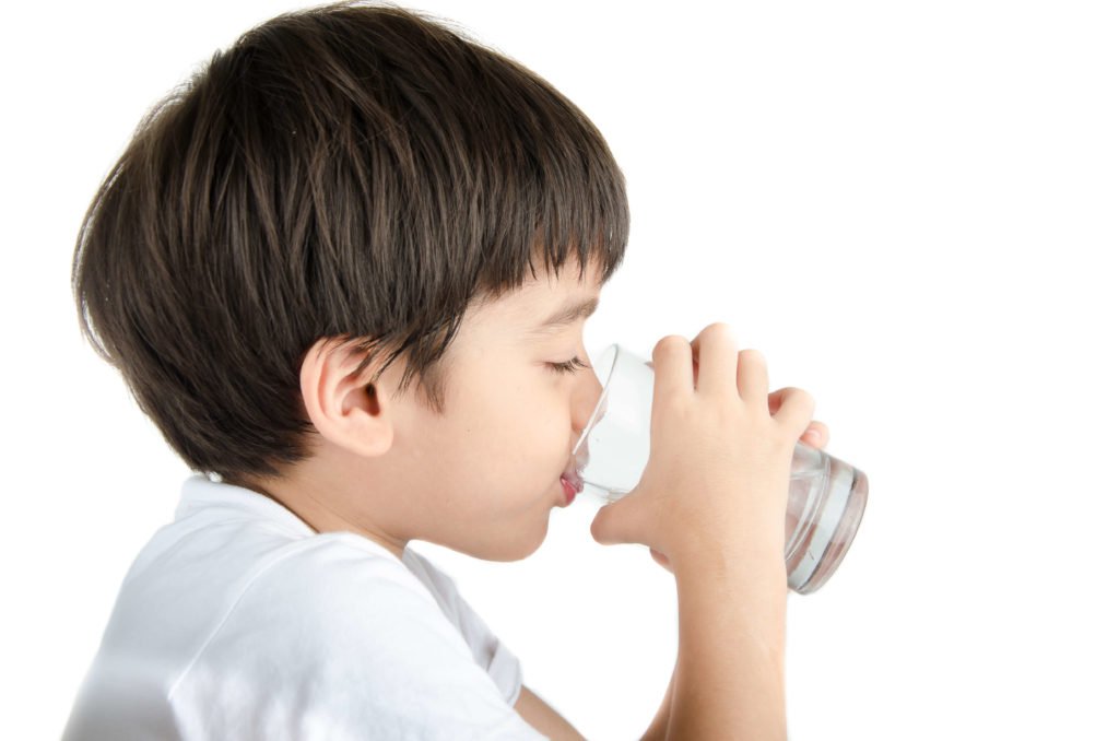 Cho trẻ uống một lượng nước nhỏ sau khi vừa ăn xong, đồng thời nên bổ sung chất điện giải để tránh tình trạng mất nước ở trẻ. 