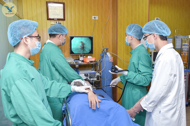 Ho kéo dài tưởng viêm họng, người đàn ông 29 tuổi phát hiện viêm thực quản do trào ngược dạ dày liên quan thói quen thức khuya, bỏ bữa sáng